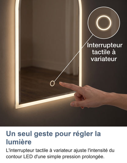 Zoom sur l'interrupteur tactile à variateur intégré au bord du miroir
