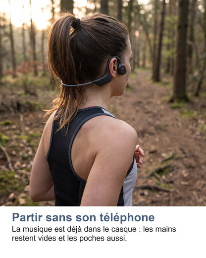 Partir sans son téléphone. La musique est déjà dans le casque : les mains restent vides et les poches aussi.