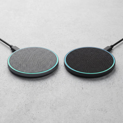 Les deux coloris côte à côte, le gris et le noir anthracite, même scène et même angle
