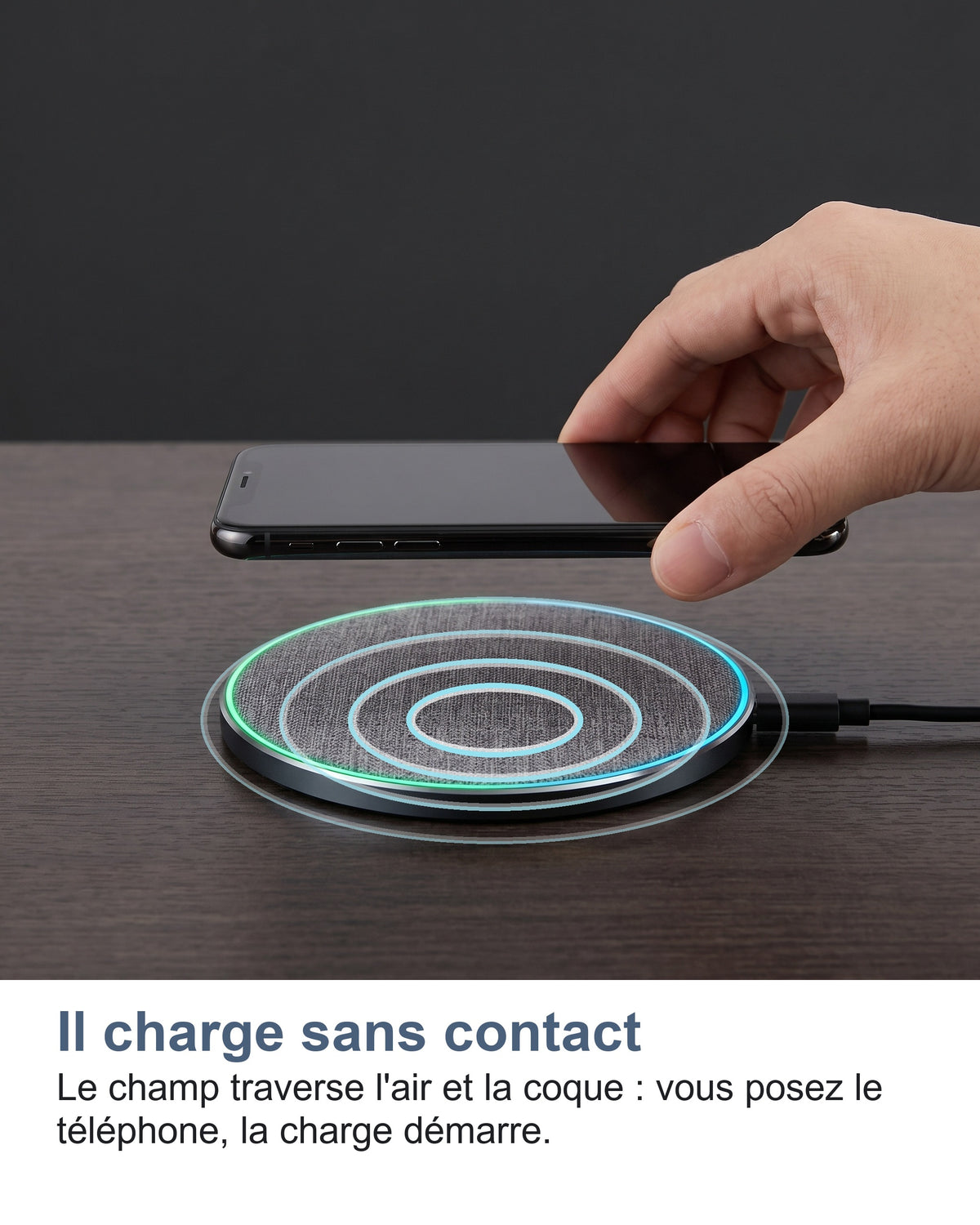 Il charge sans contact Le champ traverse l'air et la coque : vous posez le téléphone, la charge démarre.