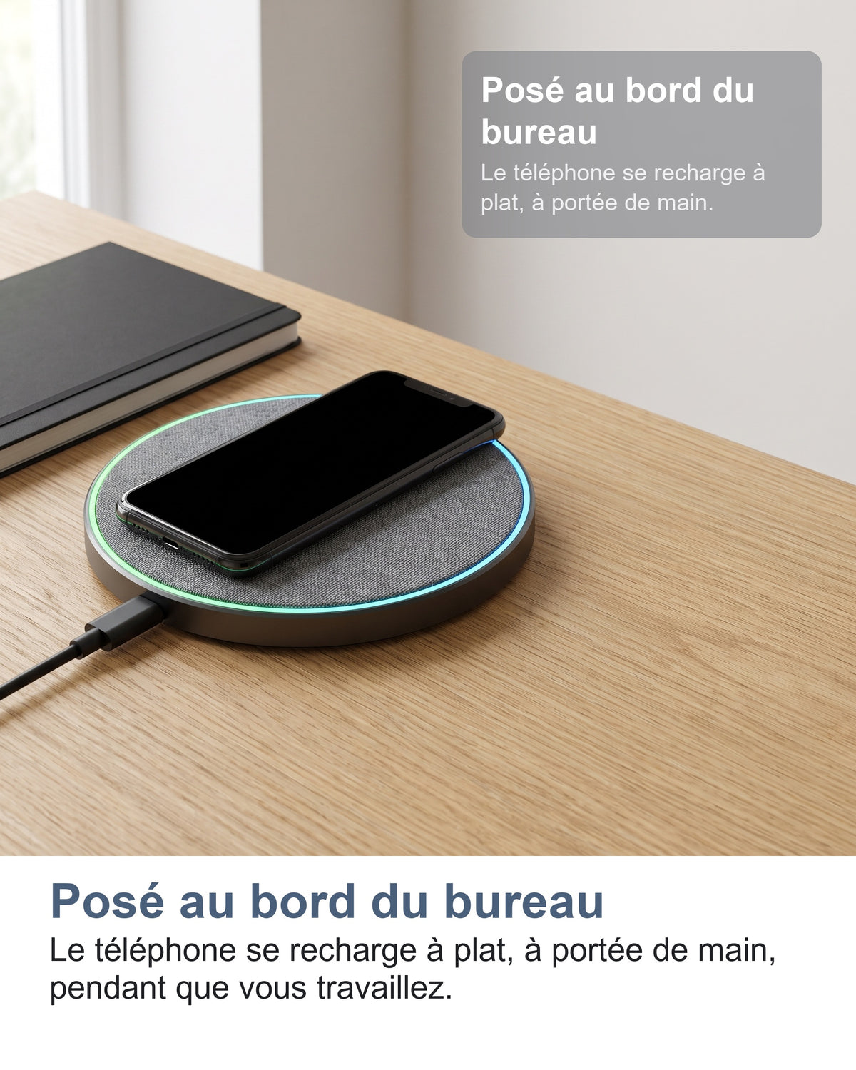 Posé au bord du bureau Le téléphone se recharge à plat, à portée de main, pendant que vous travaillez.