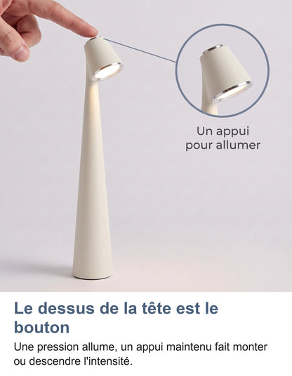 Doigt sur la pastille tactile au sommet de la tête, zoom sur le bouton