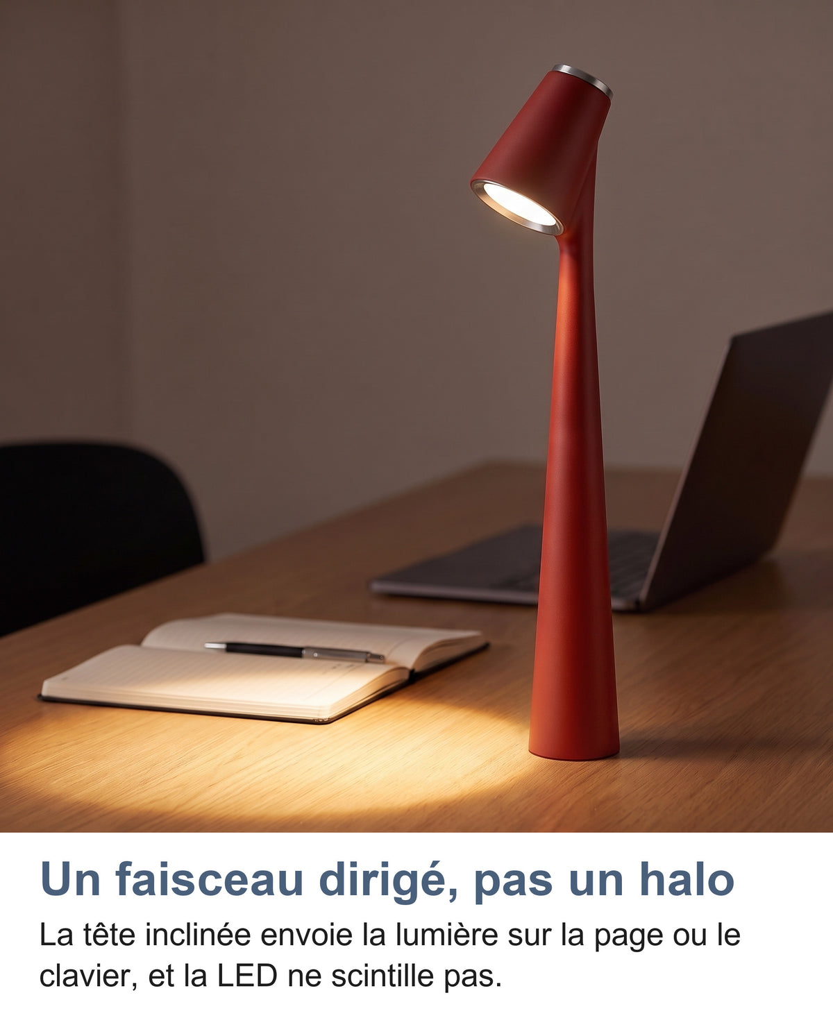 Lampe rouge sur un bureau, faisceau dirigé sur un carnet ouvert