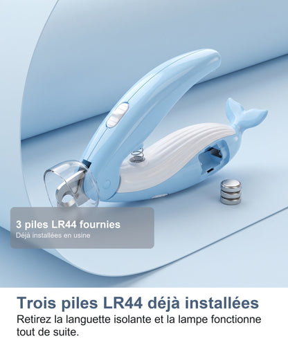 Les trois piles bouton LR44 fournies avec le coupe-griffes LED
