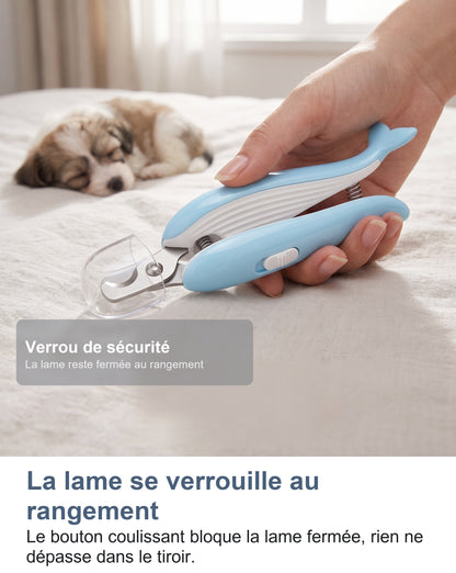 Le coupe-griffes verrouillé posé près d'un chiot endormi