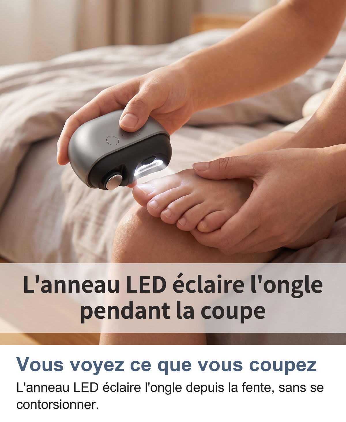 Personne assise coupant un ongle de pied, l'anneau LED éclairant l'ongle
