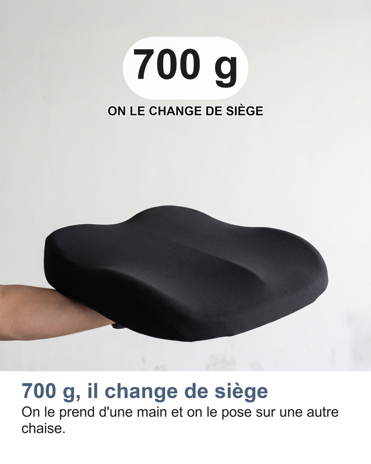 700 g, il change de siège On le prend d'une main et on le pose sur une autre chaise.