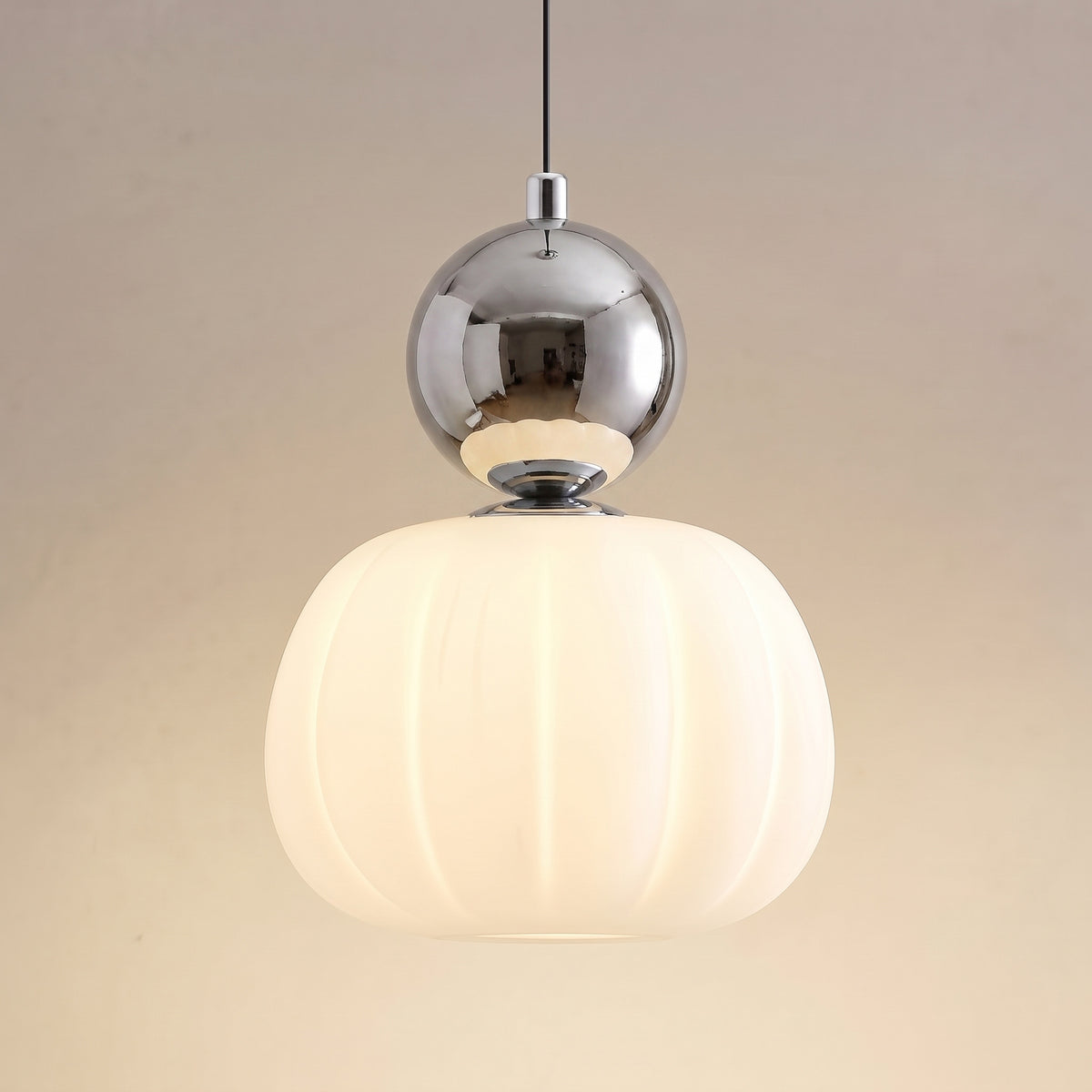 Suspension vintage une tête, sphère chrome sur abat-jour nervuré en opaline allumé