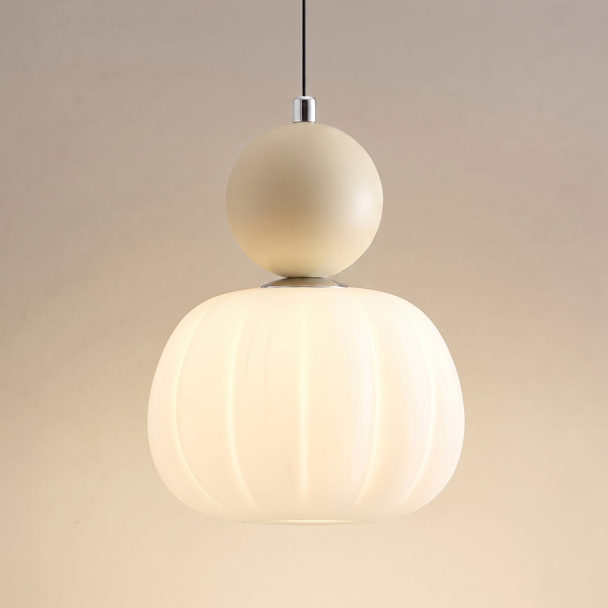 Suspension vintage une tête, sphère crème sur abat-jour nervuré en opaline allumé