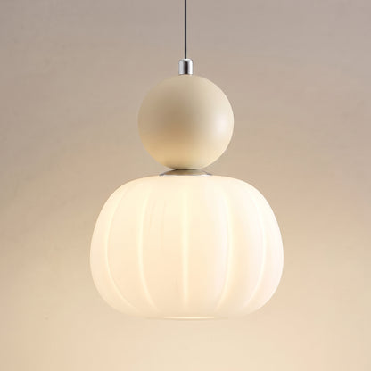 Suspension vintage une tête, sphère crème sur abat-jour nervuré en opaline allumé