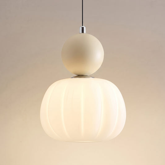 Suspension vintage une tête, sphère crème sur abat-jour nervuré en opaline allumé