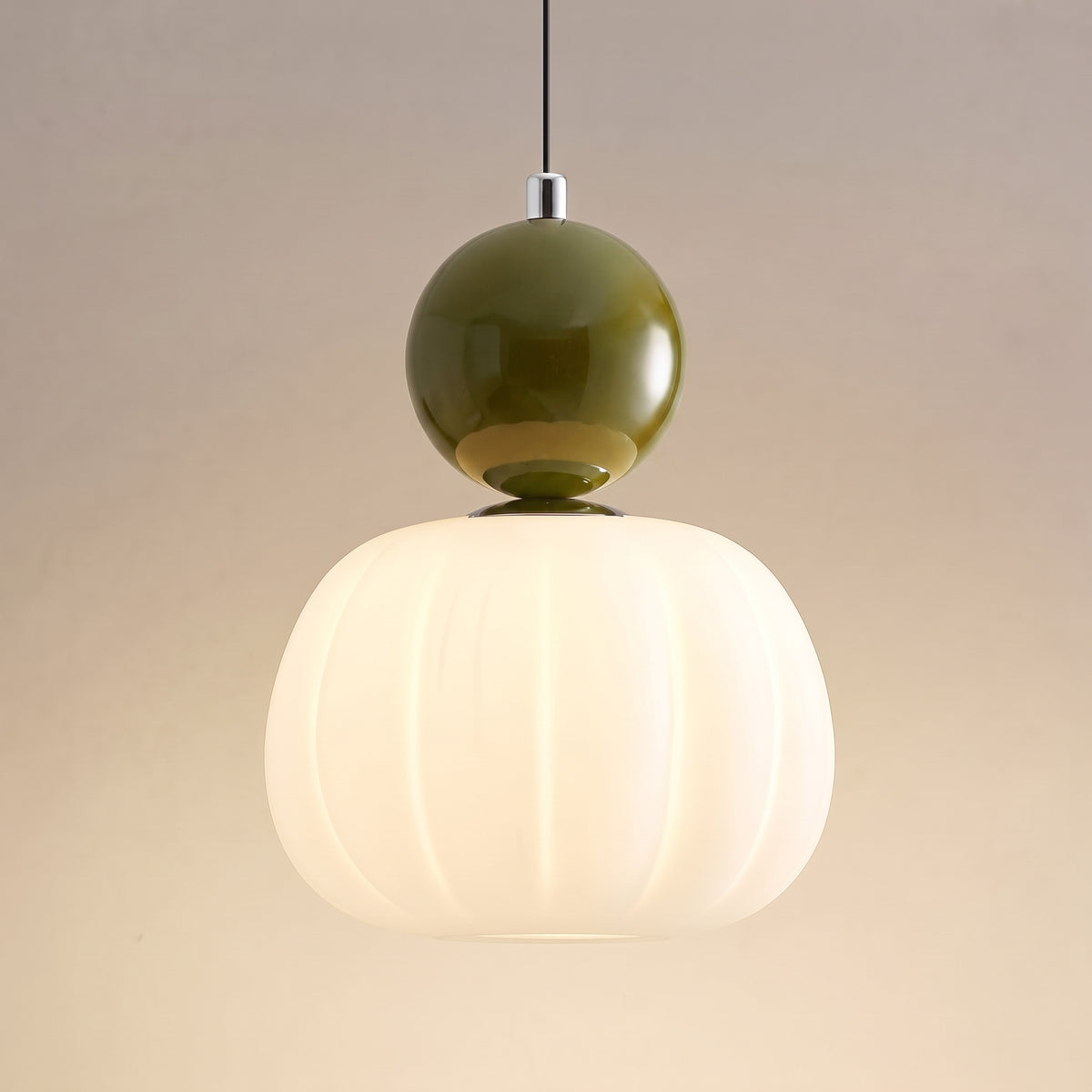 Suspension vintage une tête, sphère verte sur abat-jour nervuré en opaline allumé