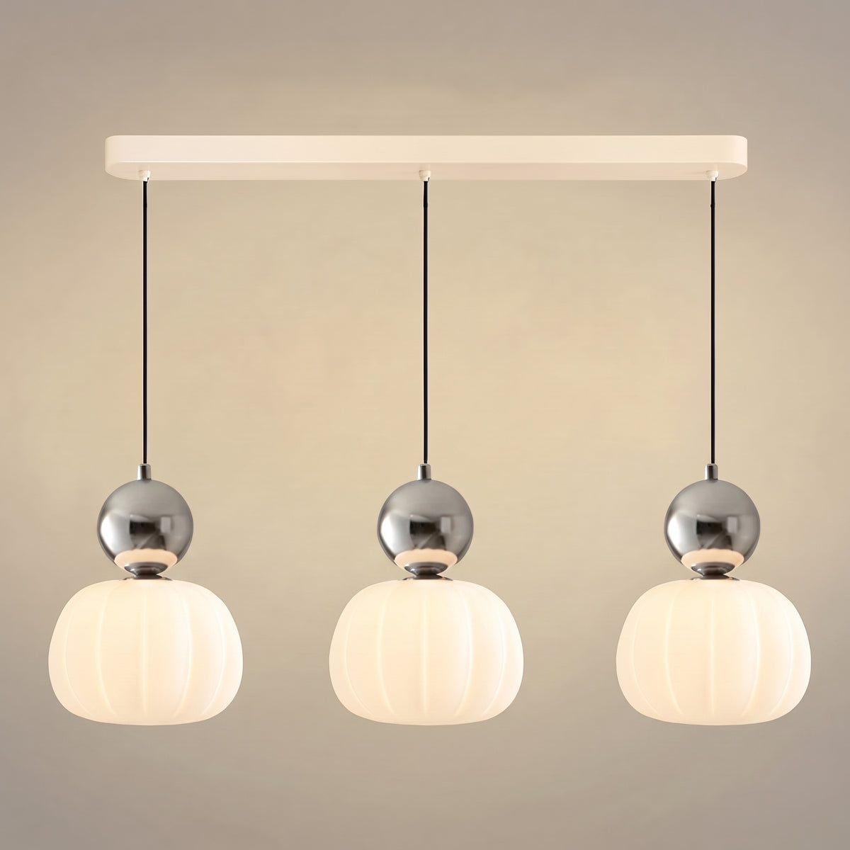 Suspension vintage trois têtes sur barre crème, sphères chrome sur abat-jour nervurés en opaline allumés