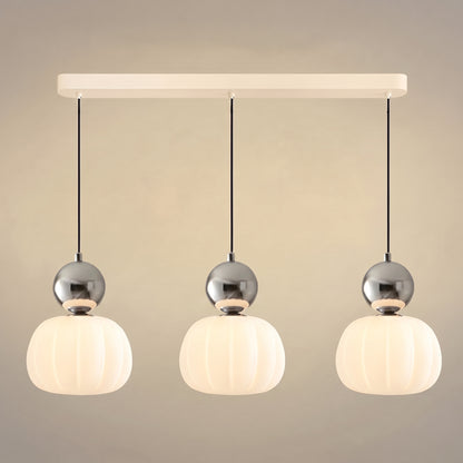 Suspension vintage trois têtes sur barre crème, sphères chrome sur abat-jour nervurés en opaline allumés