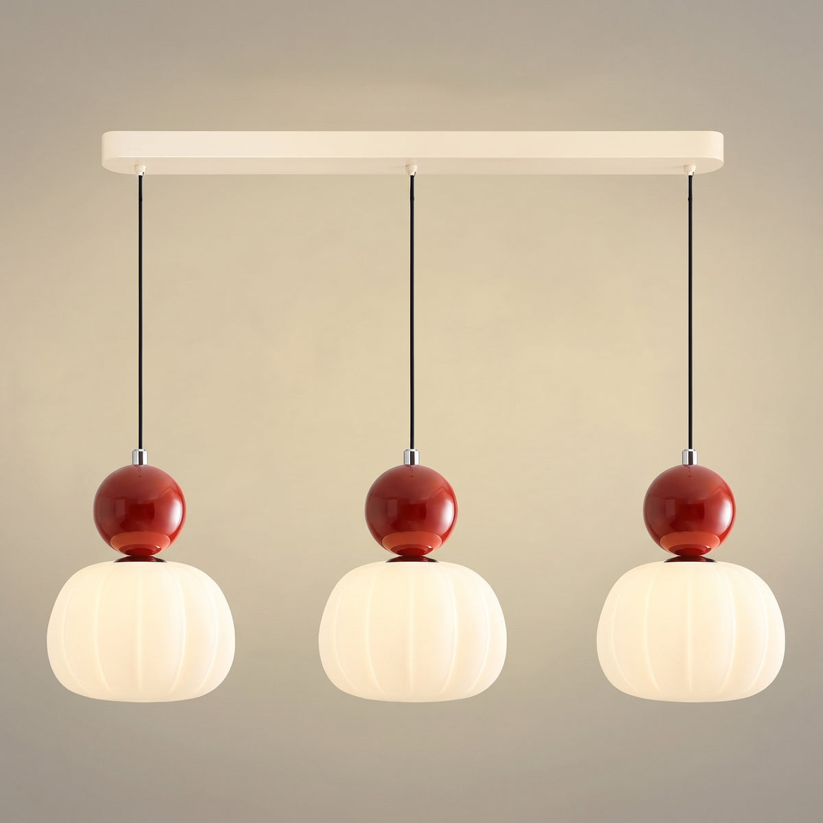 Suspension vintage trois têtes sur barre crème, sphères rouges sur abat-jour nervurés en opaline allumés