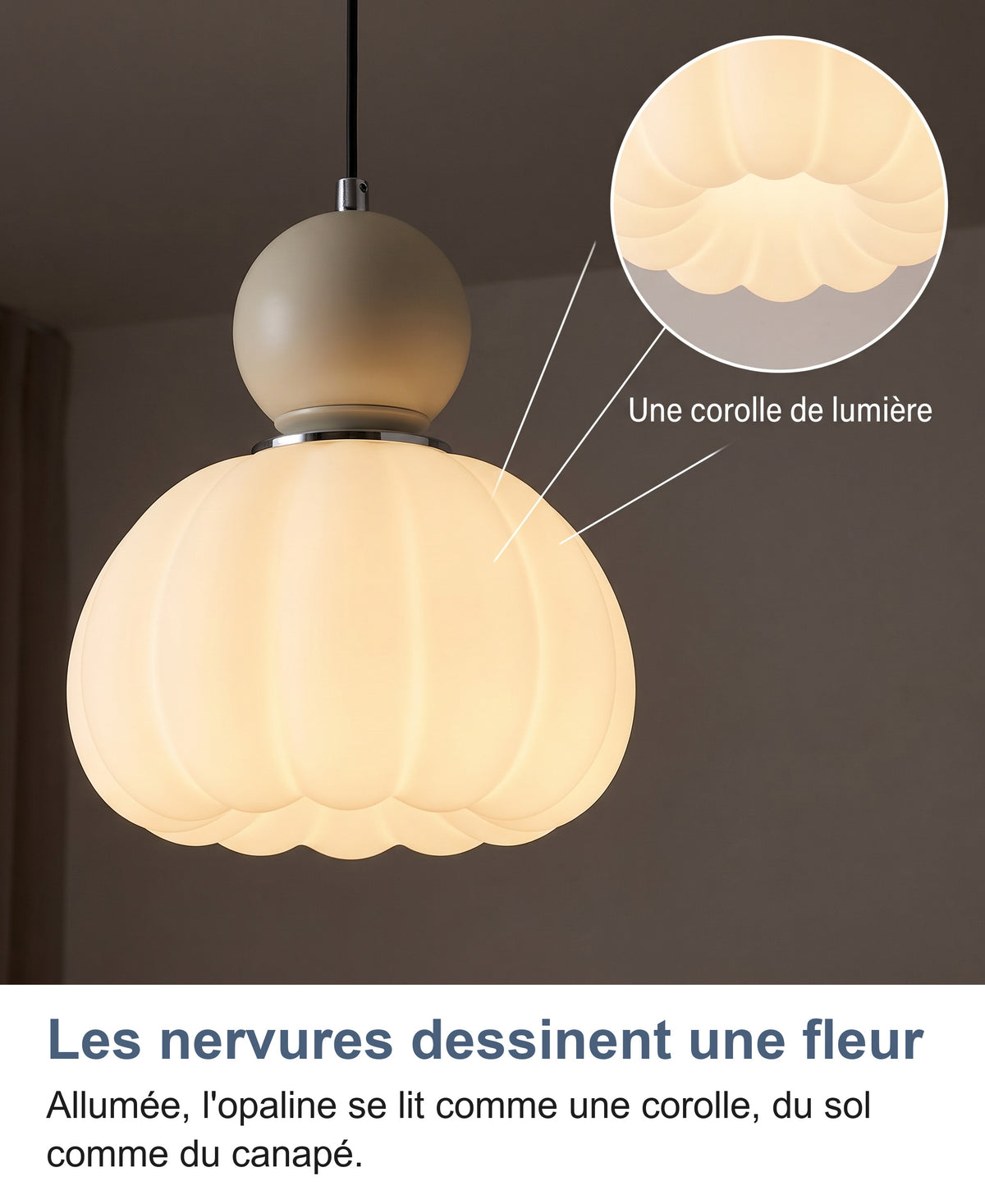 Abat-jour nervuré allumé sous une sphère crème, zoom sur le bord en corolle