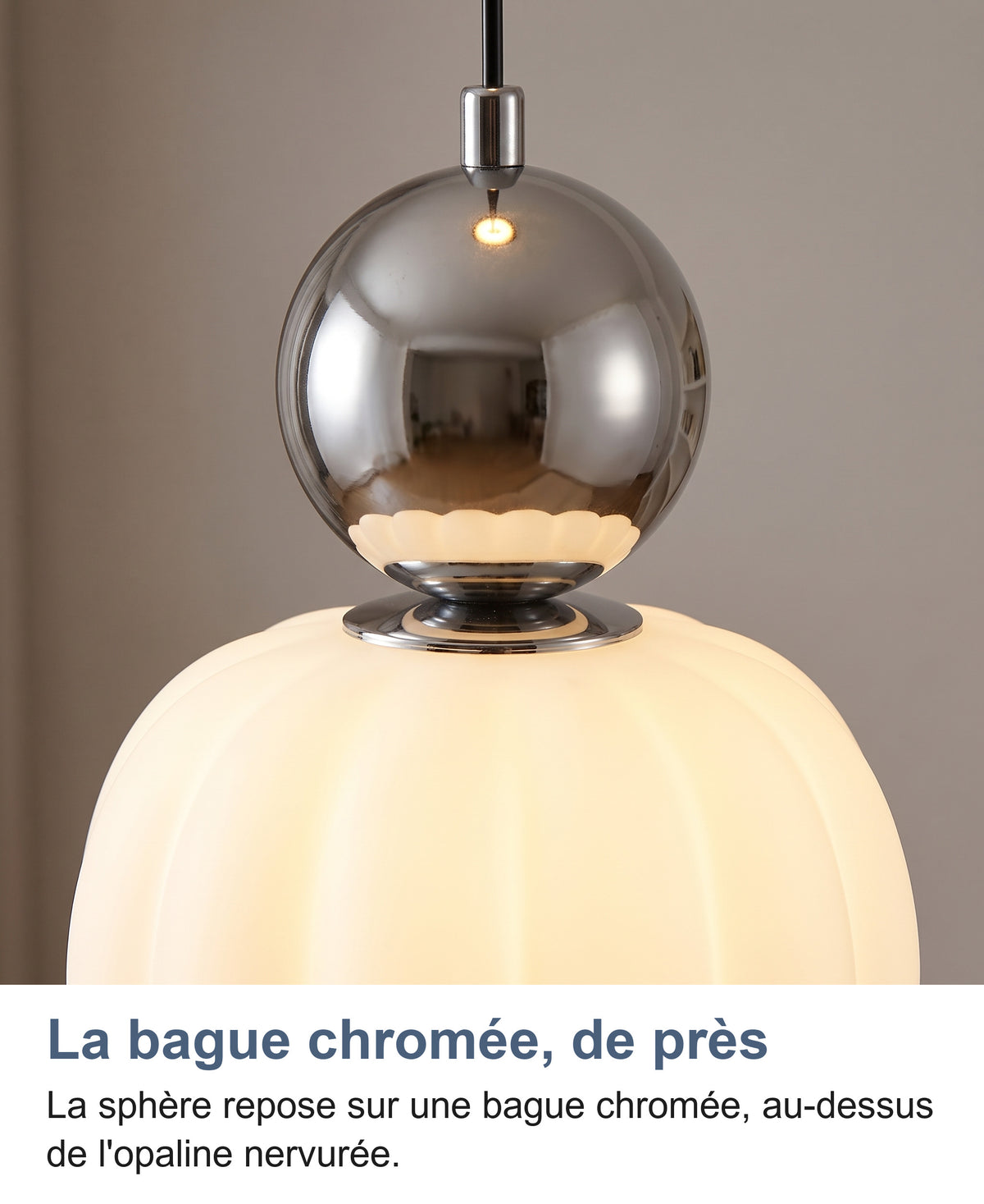 Gros plan de la sphère chrome posée sur la bague chromée et l'abat-jour nervuré