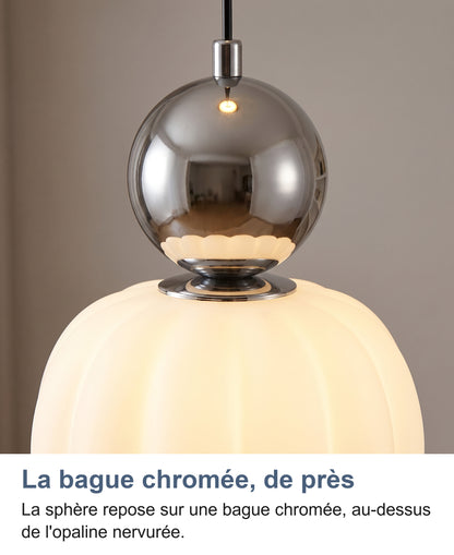 Gros plan de la sphère chrome posée sur la bague chromée et l'abat-jour nervuré