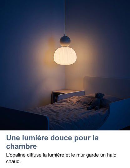 Suspension une tête à sphère crème allumée dans une chambre d'enfant la nuit