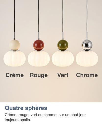 Les quatre coloris de sphère : crème, rouge, vert et chrome, abat-jour opaline