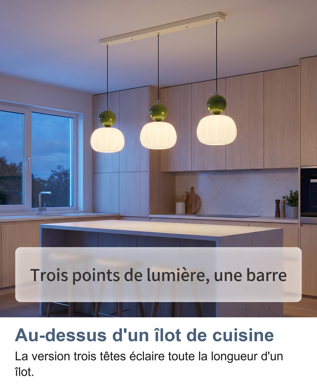 Suspension trois têtes à sphères vertes allumée au-dessus d'un îlot de cuisine