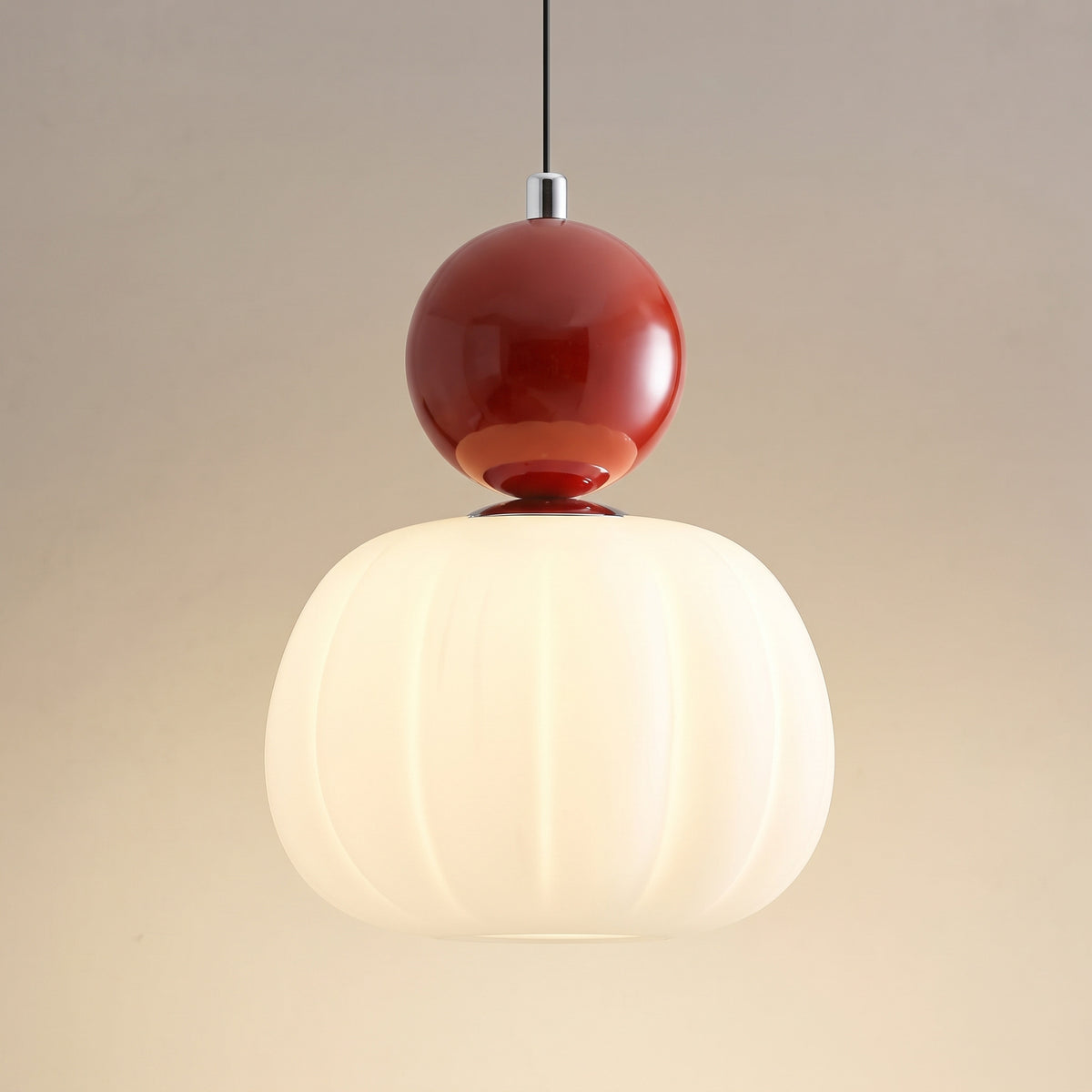 Suspension vintage une tête, sphère rouge sur abat-jour nervuré en opaline allumé
