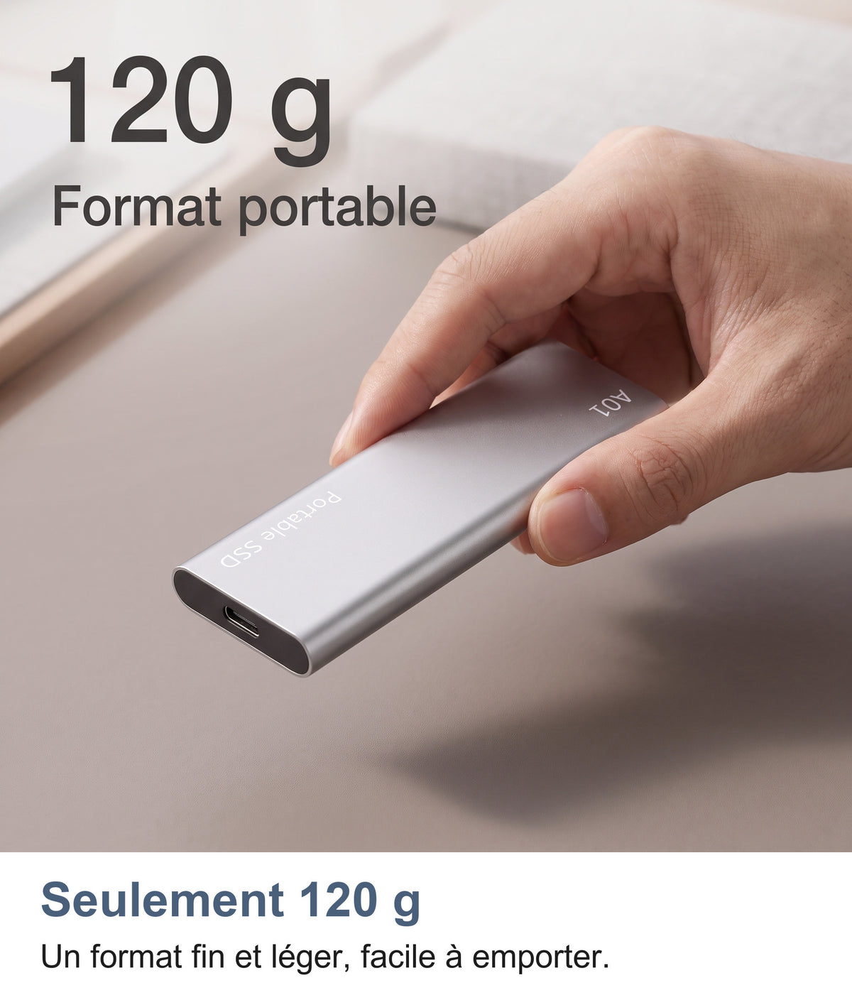 Disque externe portable de 120 g tenu en main