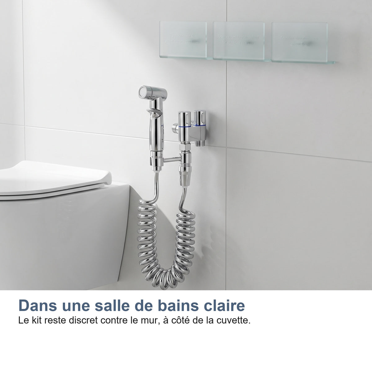 Dans une salle de bains claire