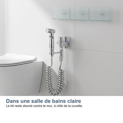 Dans une salle de bains claire