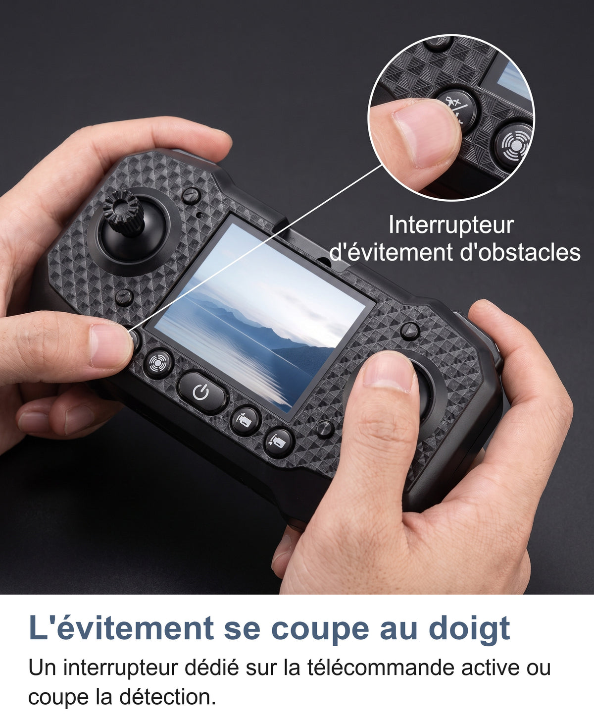 Mains tenant la télécommande à écran, zoom sur l'interrupteur d'évitement d'obstacles