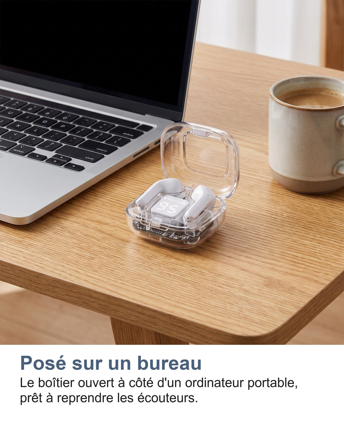 Posé sur un bureau Le boîtier ouvert à côté d'un ordinateur portable, prêt à reprendre les écouteurs.