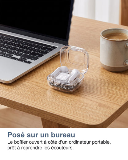 Posé sur un bureau Le boîtier ouvert à côté d'un ordinateur portable, prêt à reprendre les écouteurs.