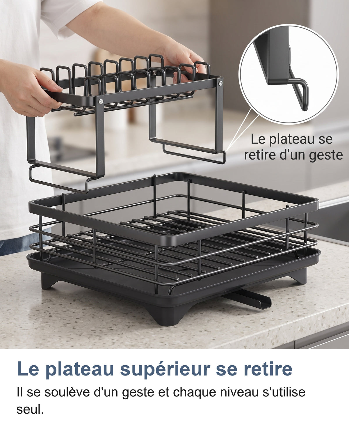Mains qui retirent le plateau supérieur de l'égouttoir noir, zoom sur un pied du plateau