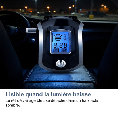 Lisible quand la lumière baisse Le rétroéclairage bleu se détache dans un habitacle sombre.