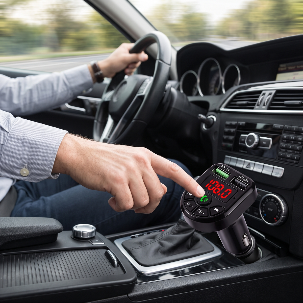 Conducteur appuyant sur le bouton vert mains libres du transmetteur FM Bluetooth
