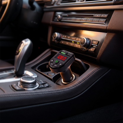 Transmetteur FM Bluetooth branche sur la prise allume-cigare d'une voiture, écran a diodes rouges allume