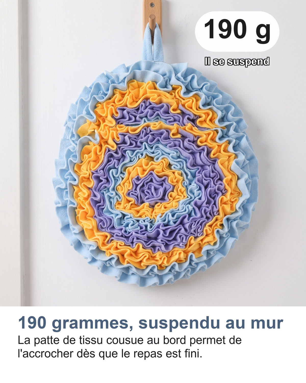 190 grammes, suspendu au mur La patte de tissu cousue au bord permet de l'accrocher dès que le repas est fini.