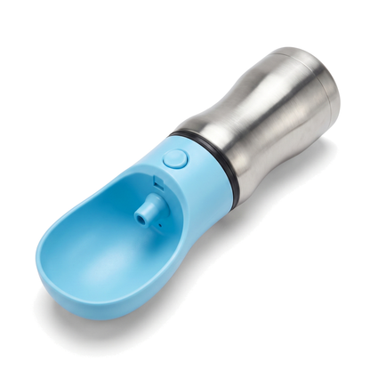 Gourde pour chien nomade avec bol repliable intégré et bouton unique, autre angle