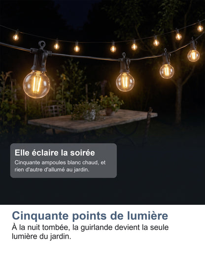 Cinquante points de lumière À la nuit tombée, la guirlande devient la seule lumière du jardin.