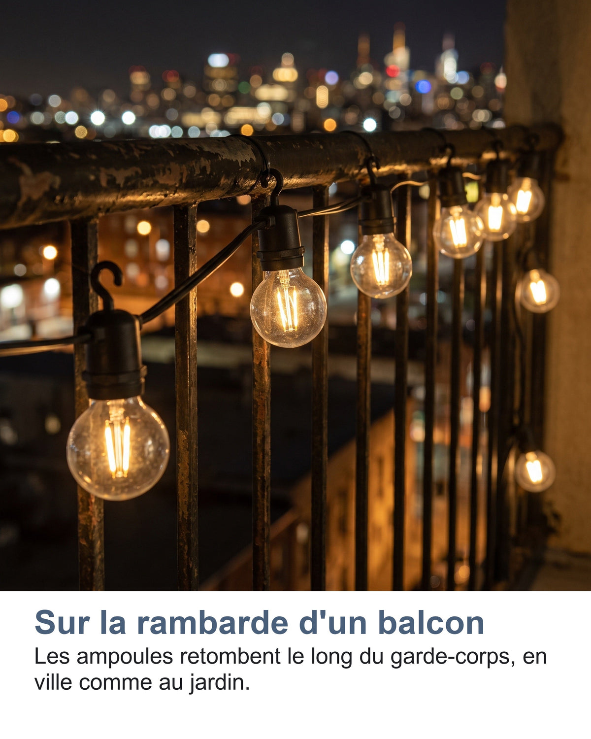 Sur la rambarde d'un balcon Les ampoules retombent le long du garde-corps, en ville comme au jardin.