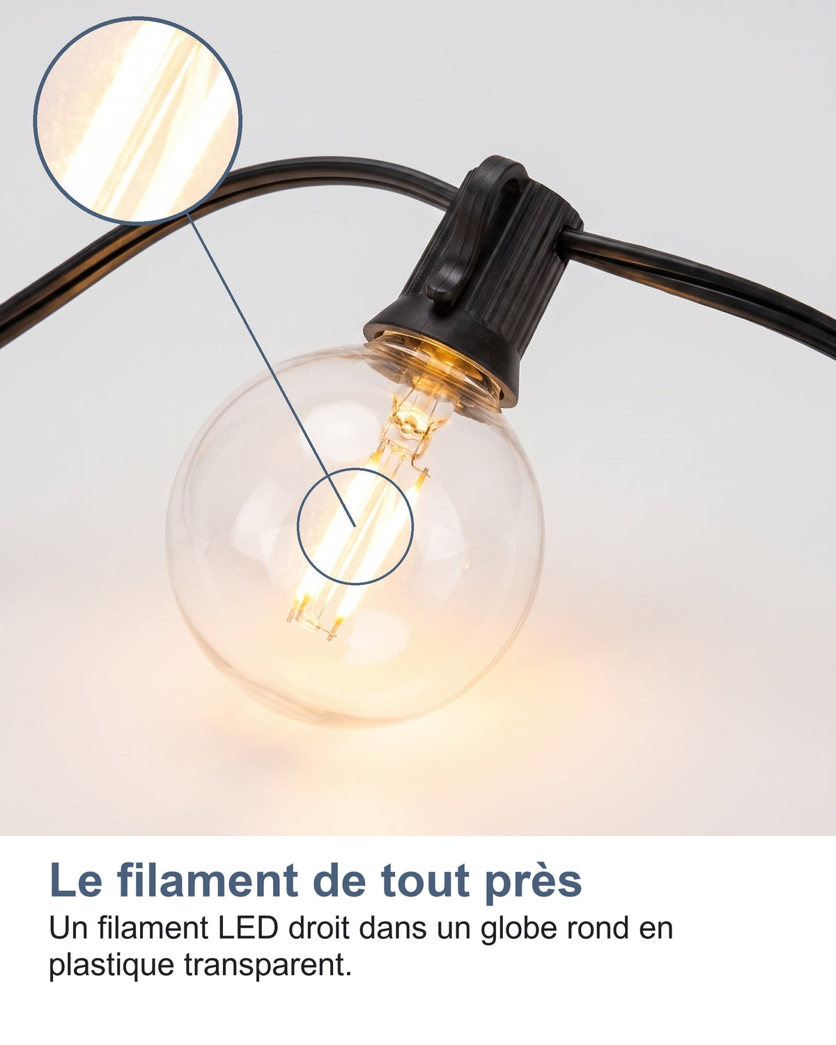 Le filament de tout près Un filament LED droit dans un globe rond en plastique transparent.