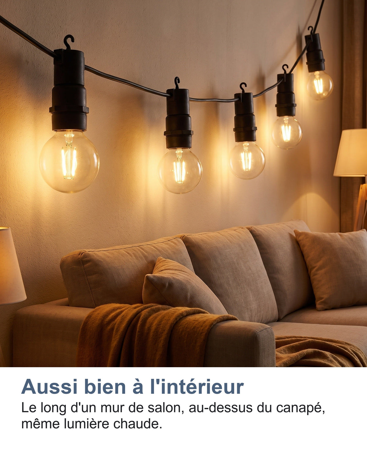 Aussi bien à l'intérieur Le long d'un mur de salon, au-dessus du canapé, même lumière chaude.