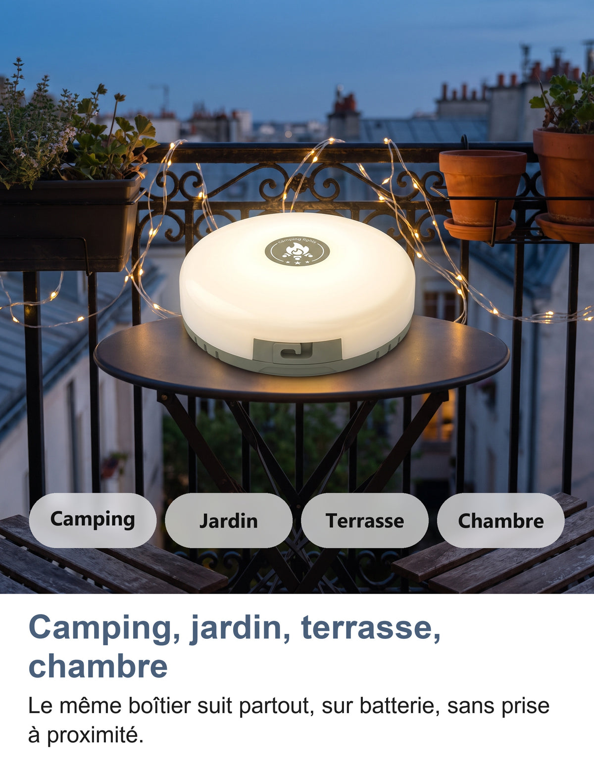 Boîtier allumé sur une table de balcon à la tombée de la nuit, guirlande sur la rambarde : camping, jardin, terrasse, chambre