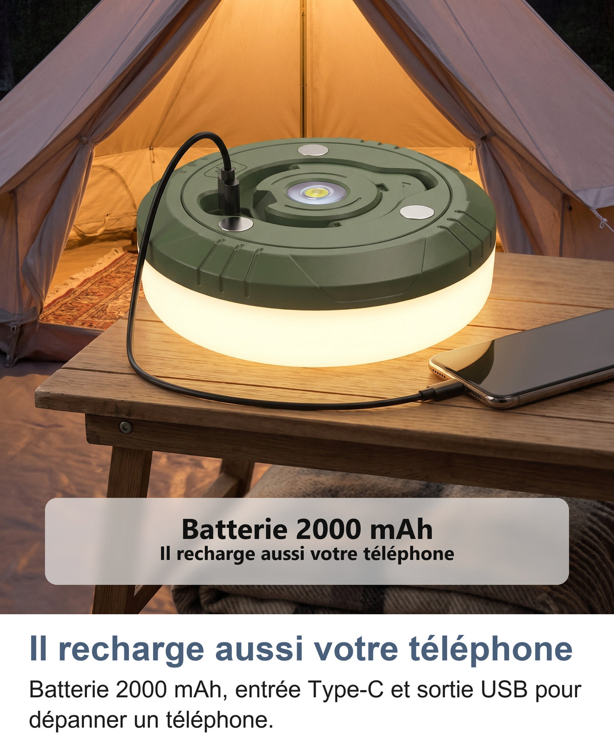 Boîtier allumé face verte vers le haut sous une tente, câble branché qui recharge un téléphone, batterie 2000 mAh