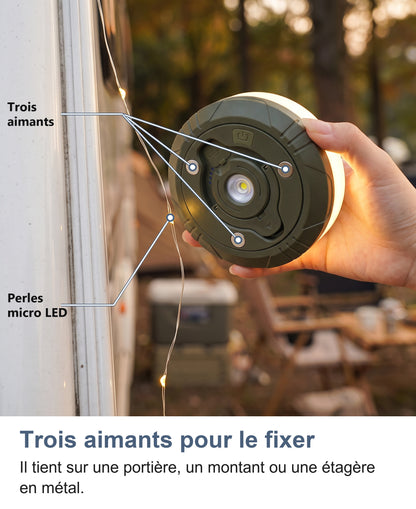 Main qui approche les trois aimants de la face verte d'une portière de van, perles micro LED sur la guirlande
