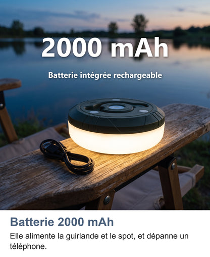 Boîtier de la guirlande allumé sur un accoudoir en bois au bord d'un lac, batterie intégrée de 2000 mAh