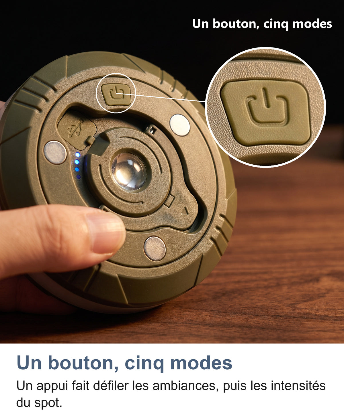 Doigt sur la face verte du boîtier, zoom sur le bouton unique, témoins de charge allumés