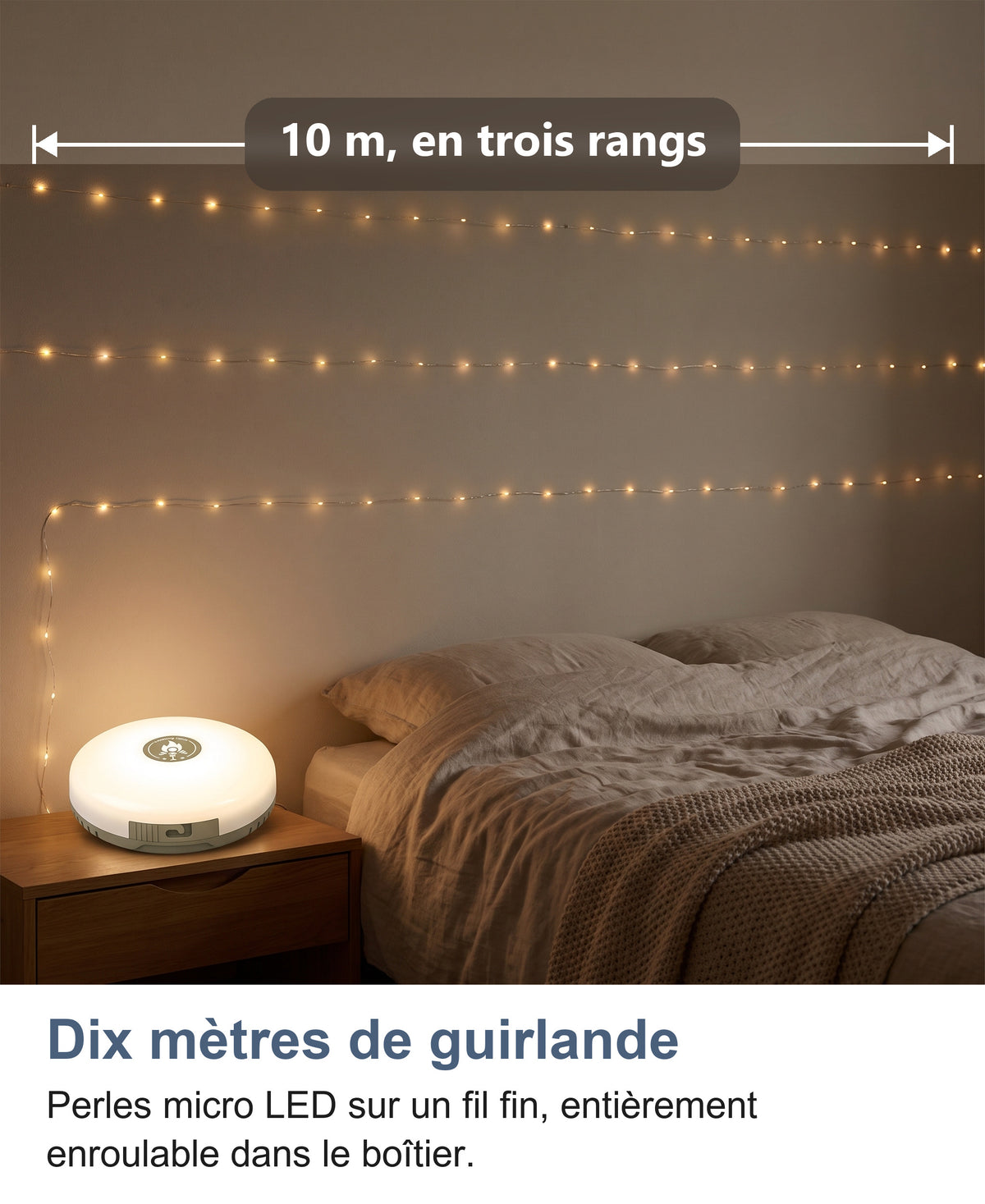 Guirlande de 10 m tendue en trois rangs au-dessus d'un lit, boîtier allumé sur la table de chevet