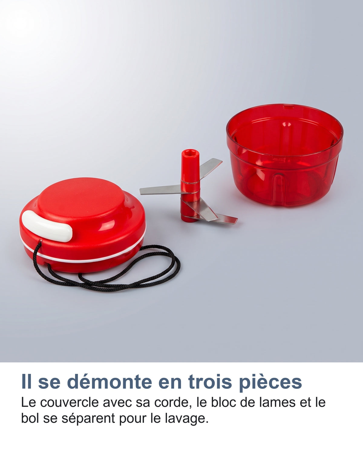 Il se démonte en trois pièces. Le couvercle avec sa corde, le bloc de lames et le bol se séparent pour le lavage.