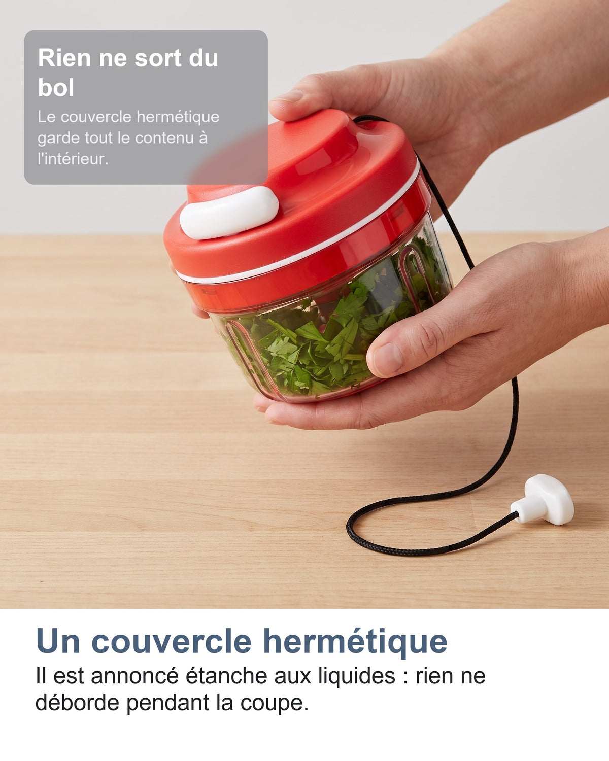 Un couvercle hermétique. Il est annoncé étanche aux liquides : rien ne déborde pendant la coupe.